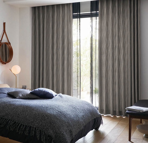 寝室 グレーのカーテン