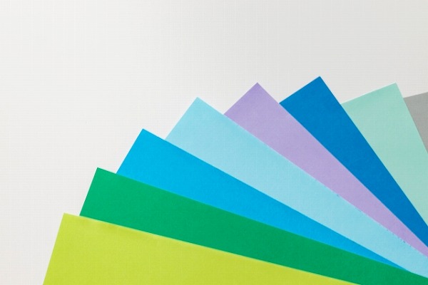 寒色系の折り紙を並べた状態