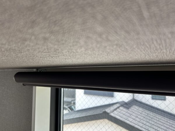 ロールスクリーン 上下2段窓 特殊金具