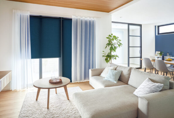 ロールスクリーンとレースカーテン