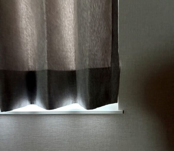 遮光カーテンの光漏れ対策（上・横・下・中央）