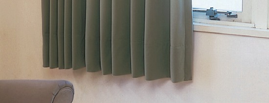 腰窓のカーテン丈を窓より長くする