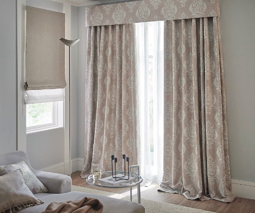 カーテンとシェードの組み合わせ フェミニン