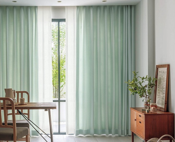 リビングに2倍ヒダのカーテン